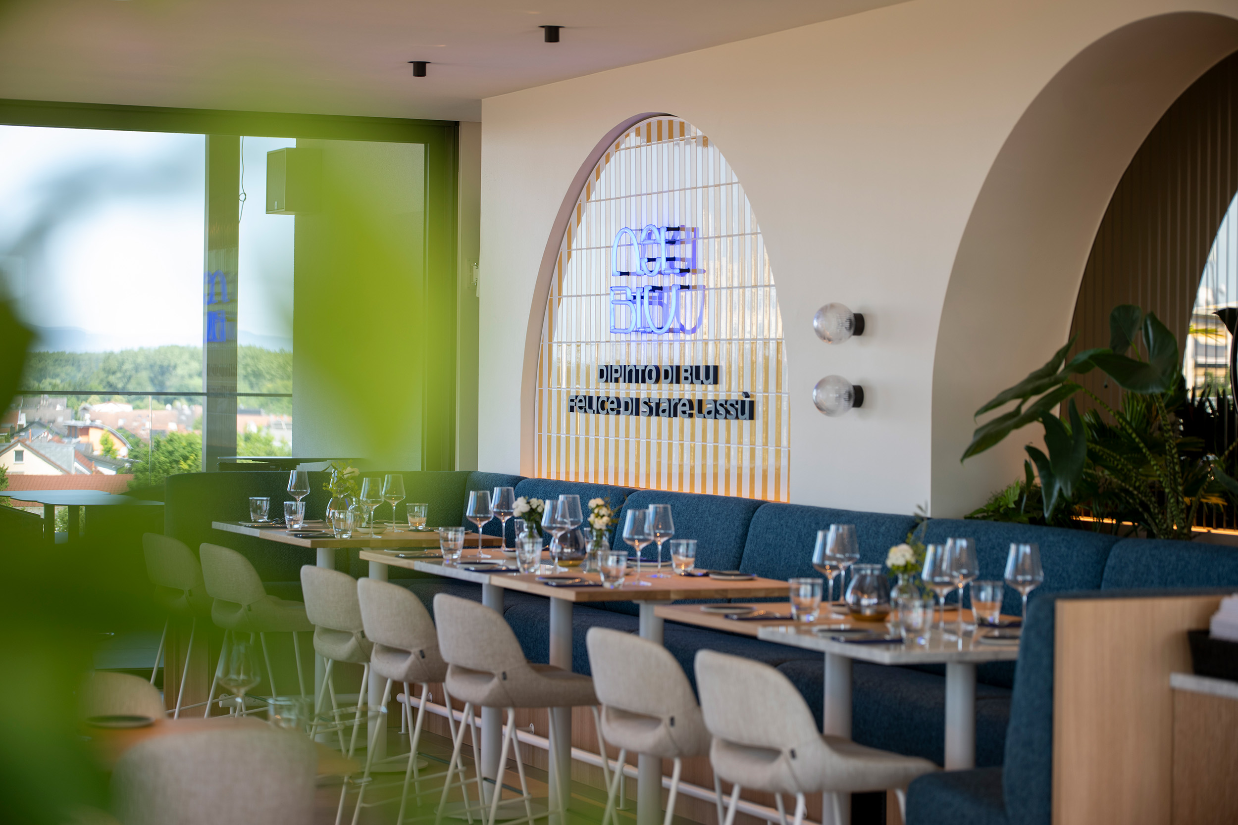 NEL_BLU_Ambiente_Wand-Fliesen_Logo